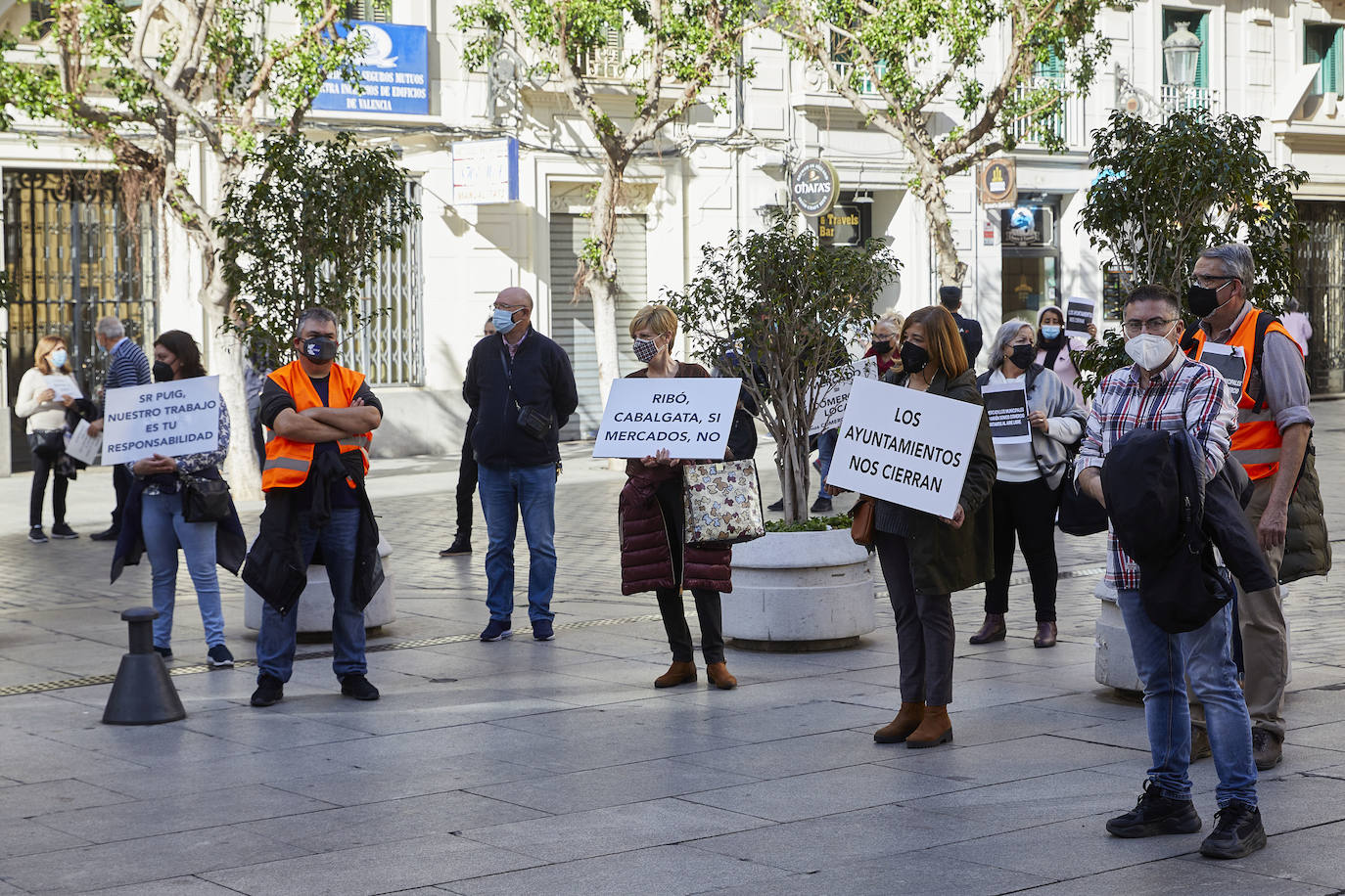 Los vendedores de los mercadillos cargan contra la suspensión de las ventas mientras los hosteleros ven un «insulto» las ayudas de la Generalitat.