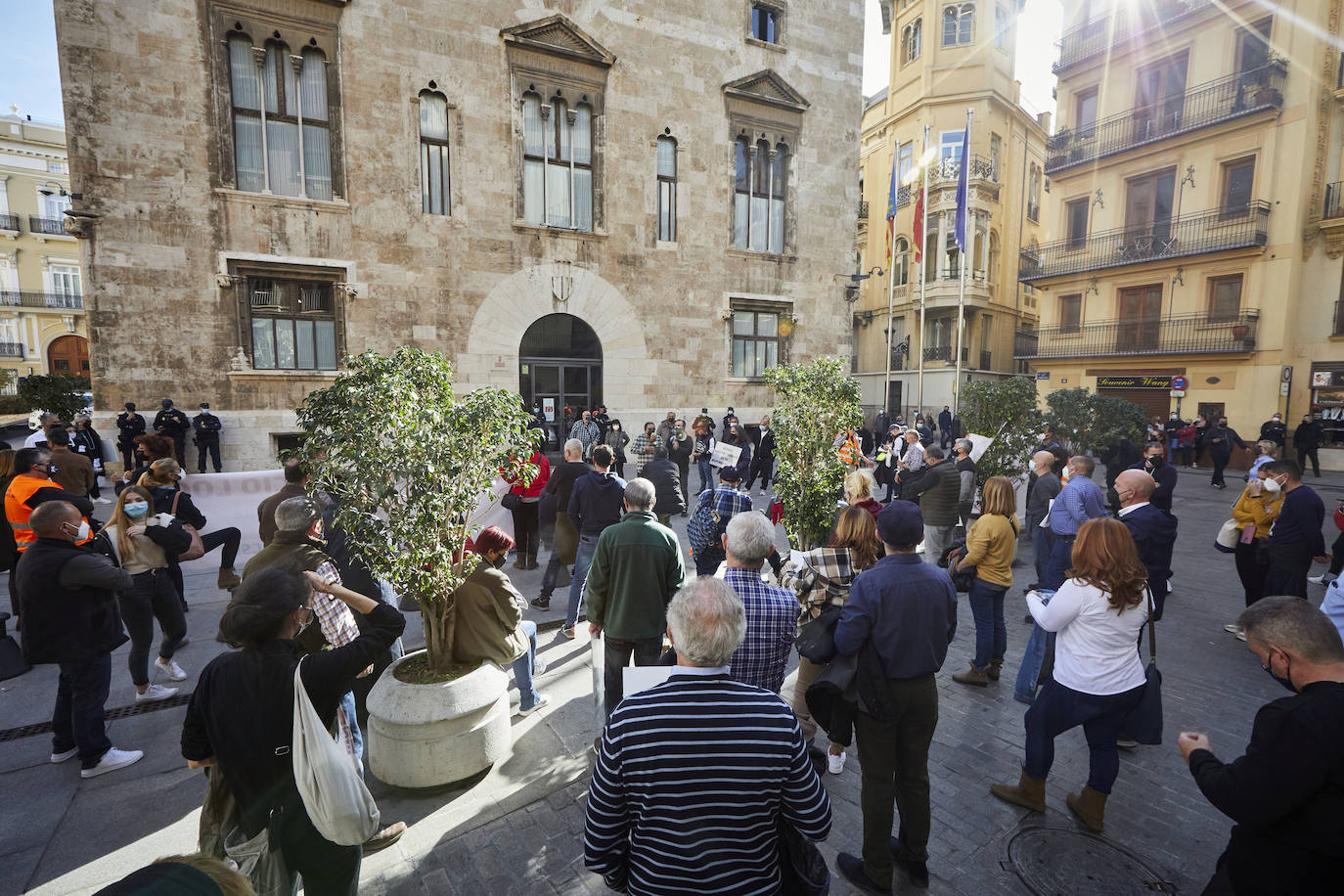 Los vendedores de los mercadillos cargan contra la suspensión de las ventas mientras los hosteleros ven un «insulto» las ayudas de la Generalitat.