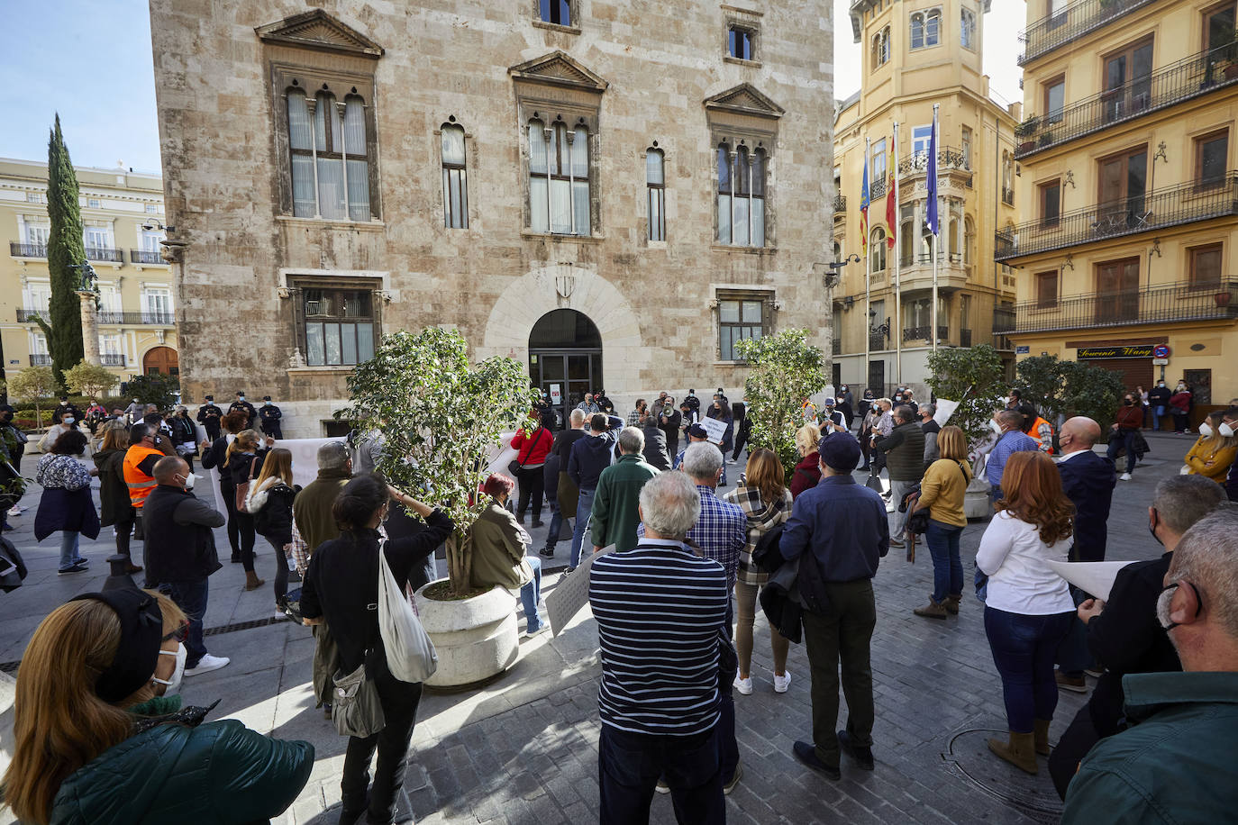 Los vendedores de los mercadillos cargan contra la suspensión de las ventas mientras los hosteleros ven un «insulto» las ayudas de la Generalitat.