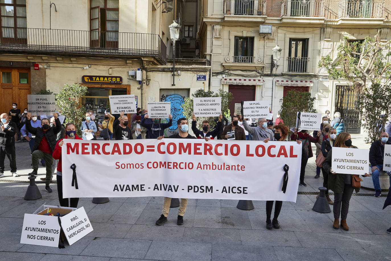 Los vendedores de los mercadillos cargan contra la suspensión de las ventas mientras los hosteleros ven un «insulto» las ayudas de la Generalitat.