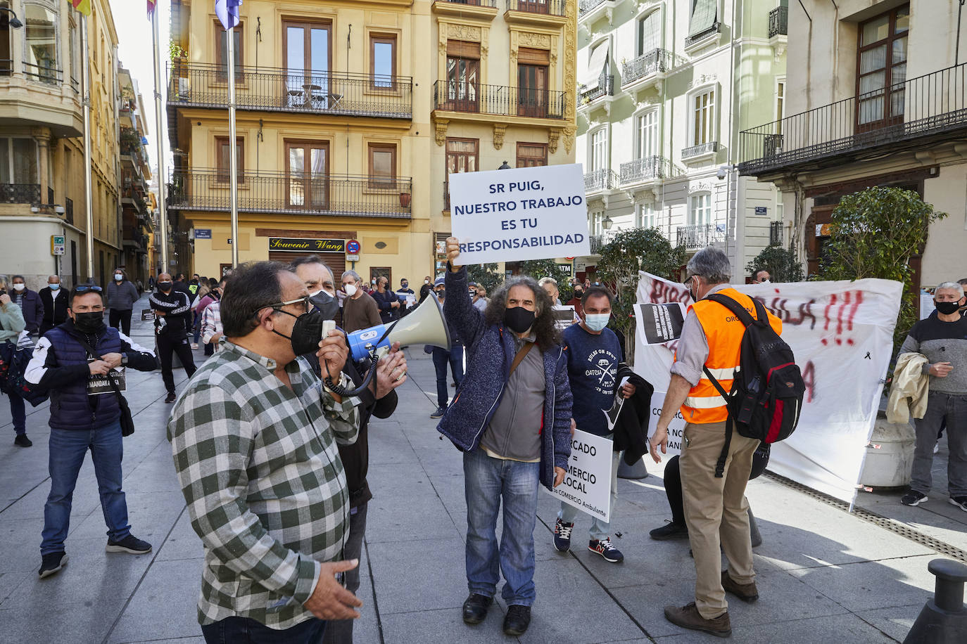 Los vendedores de los mercadillos cargan contra la suspensión de las ventas mientras los hosteleros ven un «insulto» las ayudas de la Generalitat.