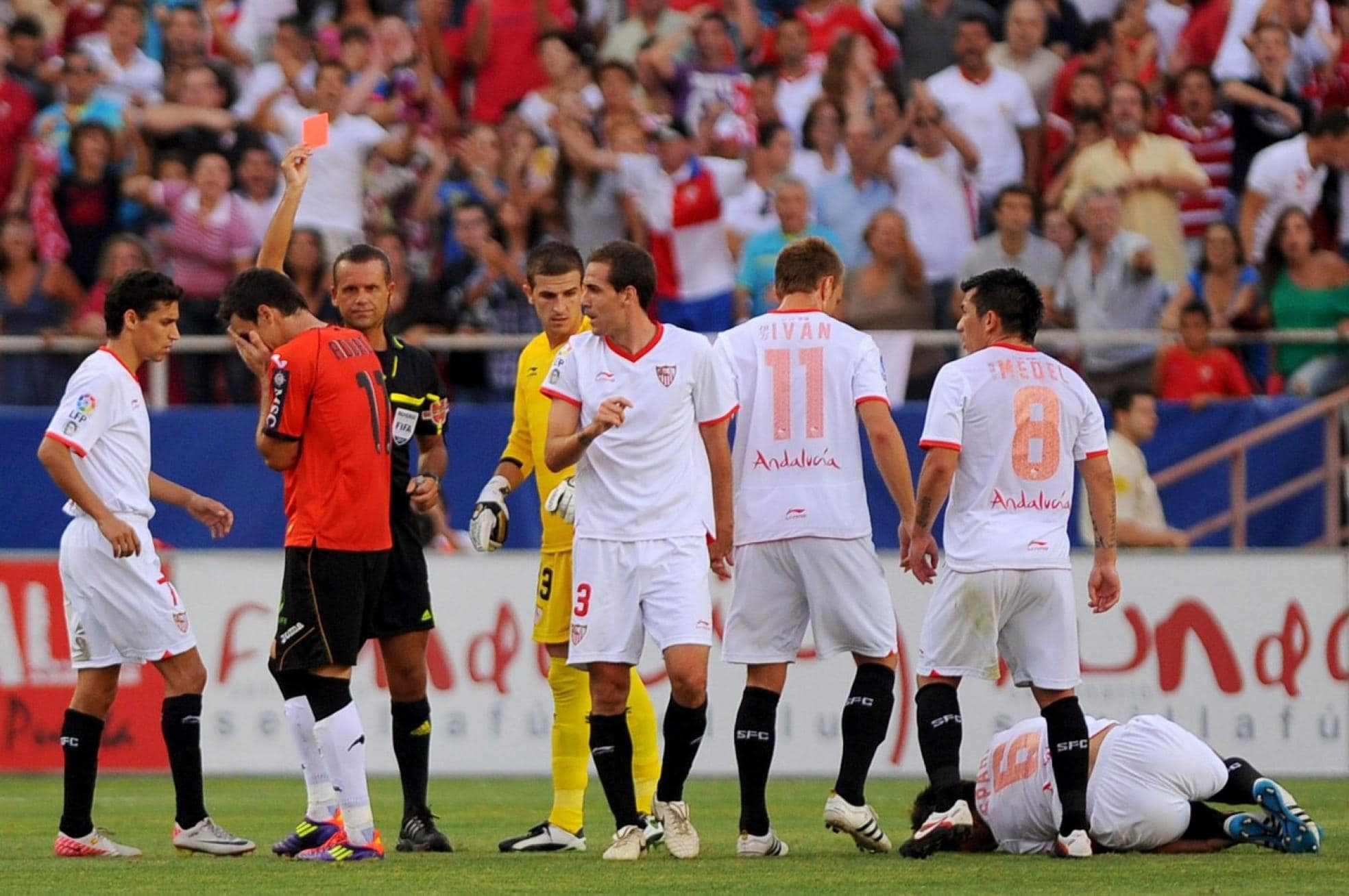 p
Provocación y roja. Aduriz, desolado tras la roja que le enseñó Muñiz Fernández en el Pizjuán (temporada 2011-12). afp