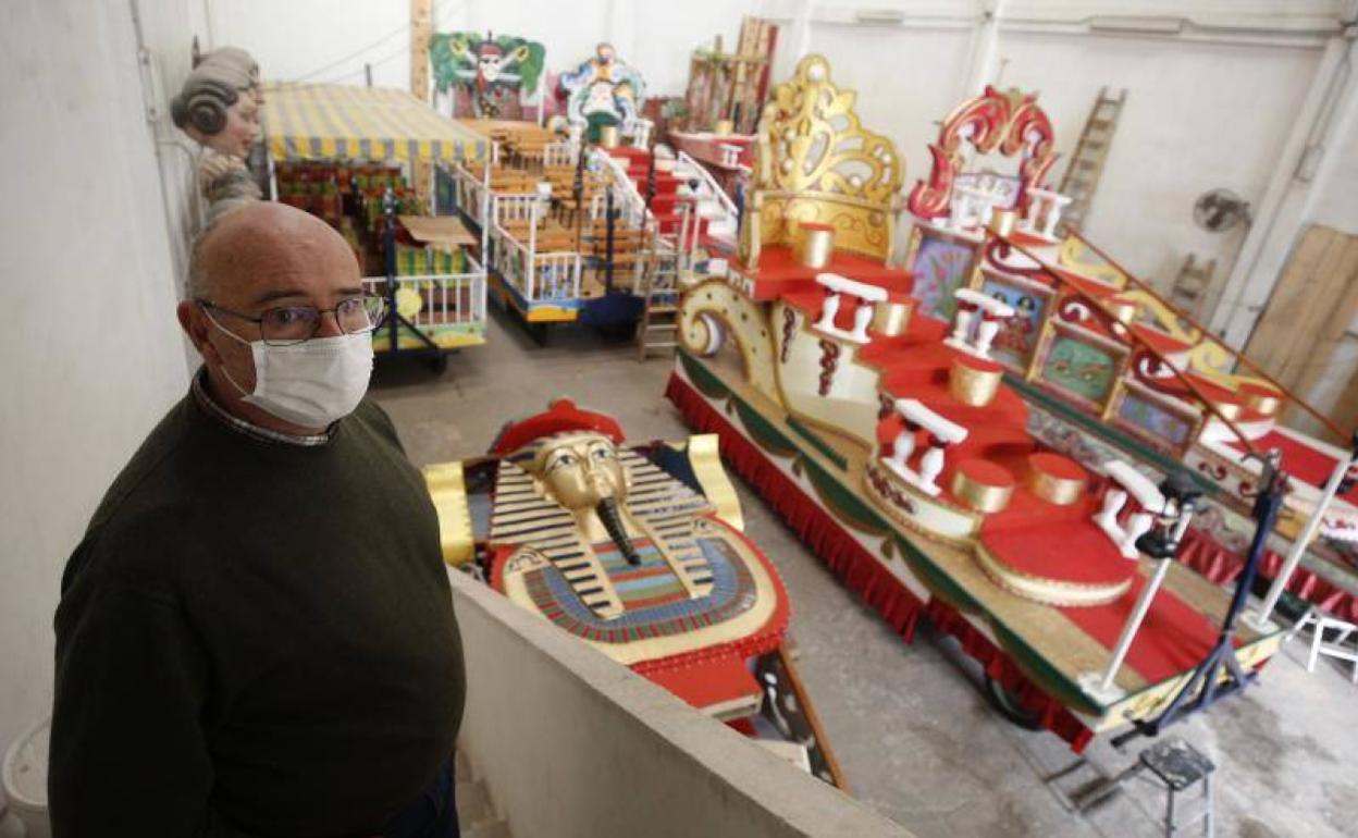 José Ángel Azpeitia, en su taller de la Ciudad del Artista Fallero. 