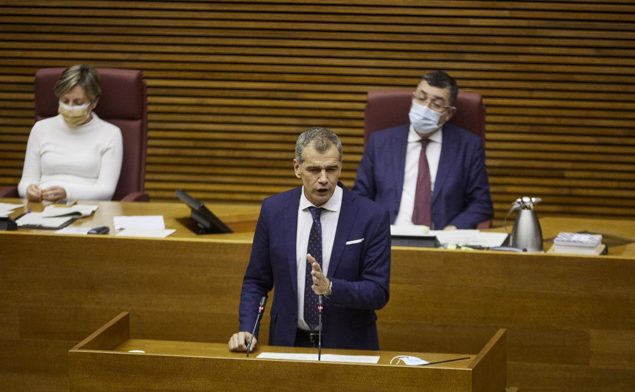 Toni Cantó (Ciudadanos) interviene en Les Corts con Morera presidiendo la sesión.