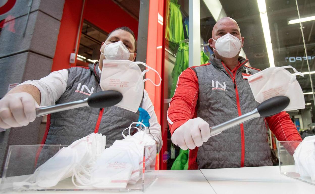 Empleados de una fábrica de mascarillas.