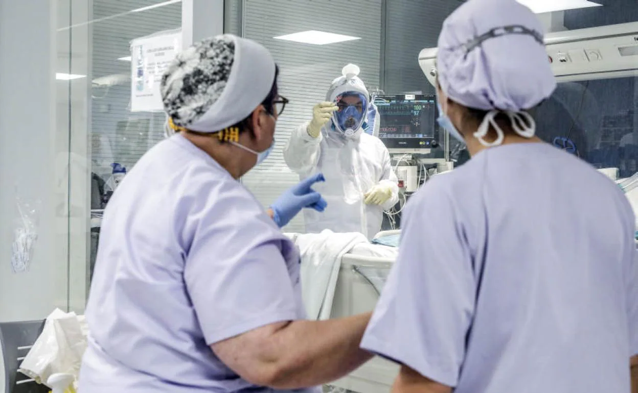 Atención médica en el Hospital Arnau de Vilanova durante la pandemia del coronavirus.