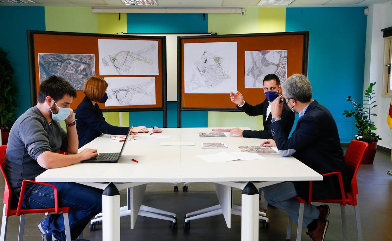 El conseller, Aracadi España, con el alcalde, Bielsa, durante la reunión. 