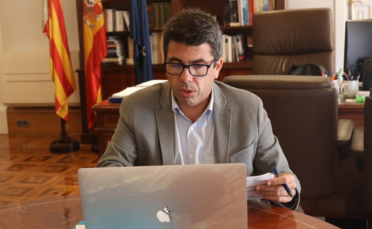 El presidente de la Diputación de Alicante, Carlos Mazón, en su despacho. 