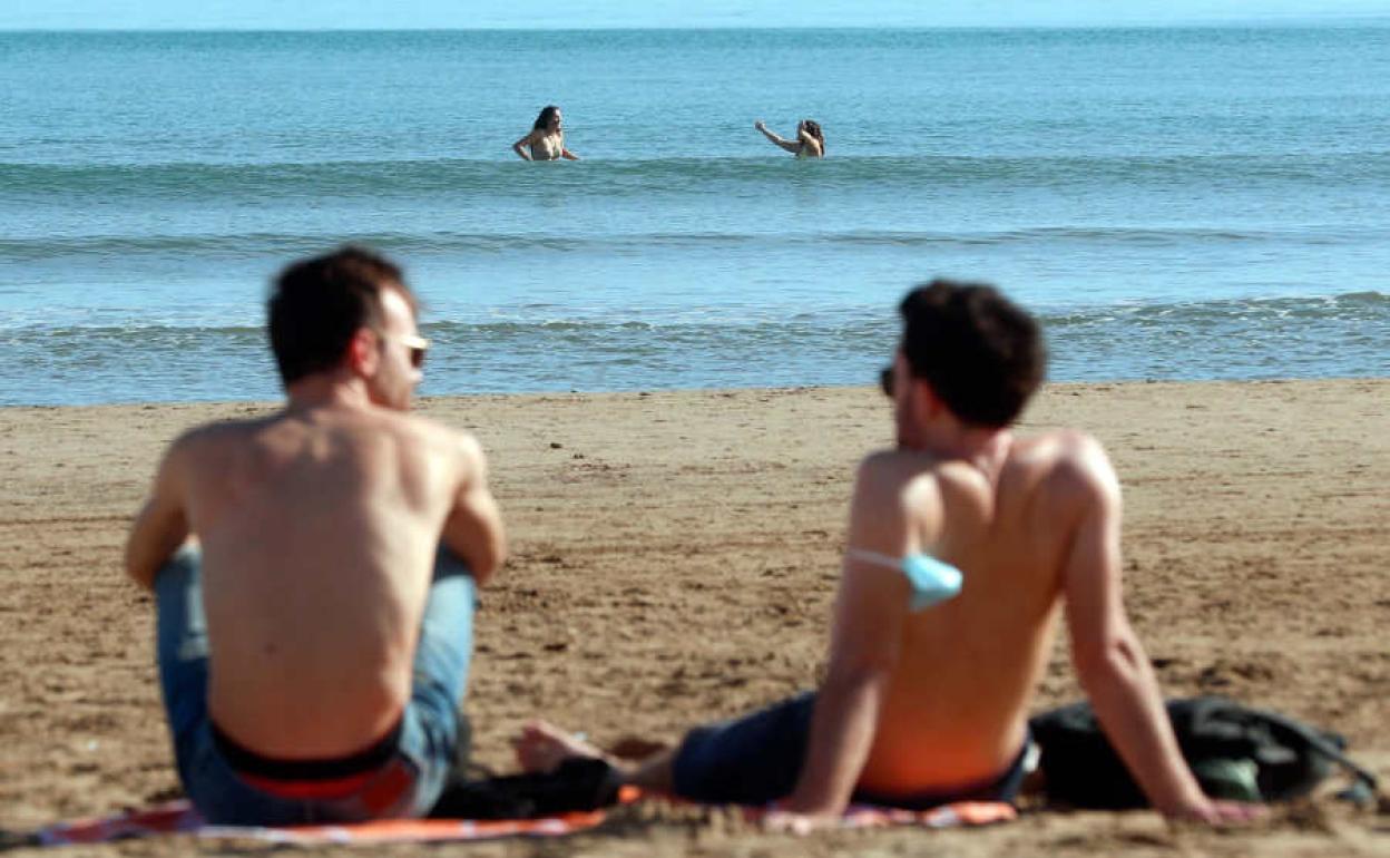 Las altas temperaturas provocaron que la gente se bañara este miércoles en pleno mes de enero.