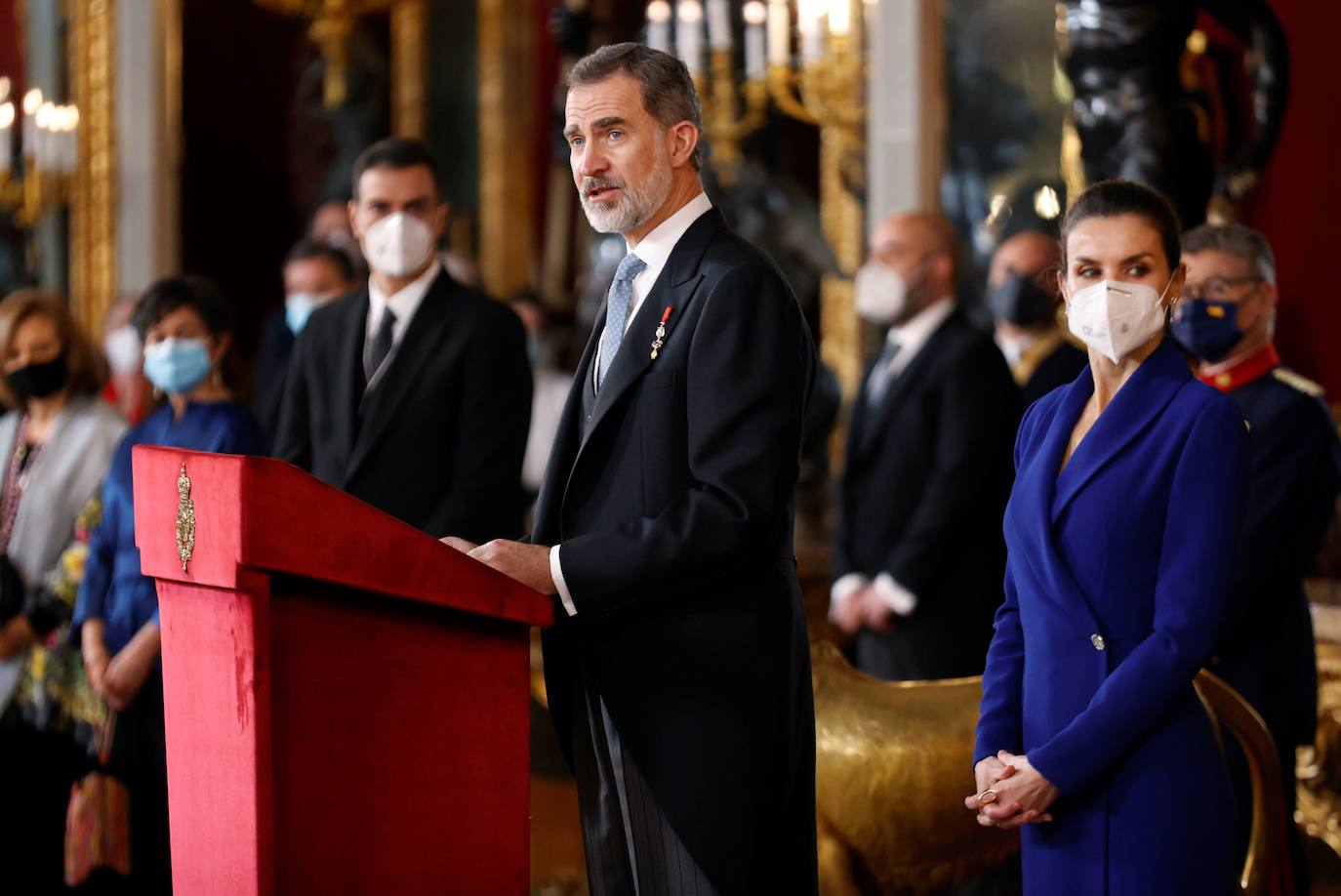 Los Reyes recibieron este jueves, en el Palacio Real, al Cuerpo Diplomático acreditado en España. Un acto solemne para el que la Reina Letizia ha rescatado el espectacular vestido azulón que ya estrenó en la Pascua Militar de 2020