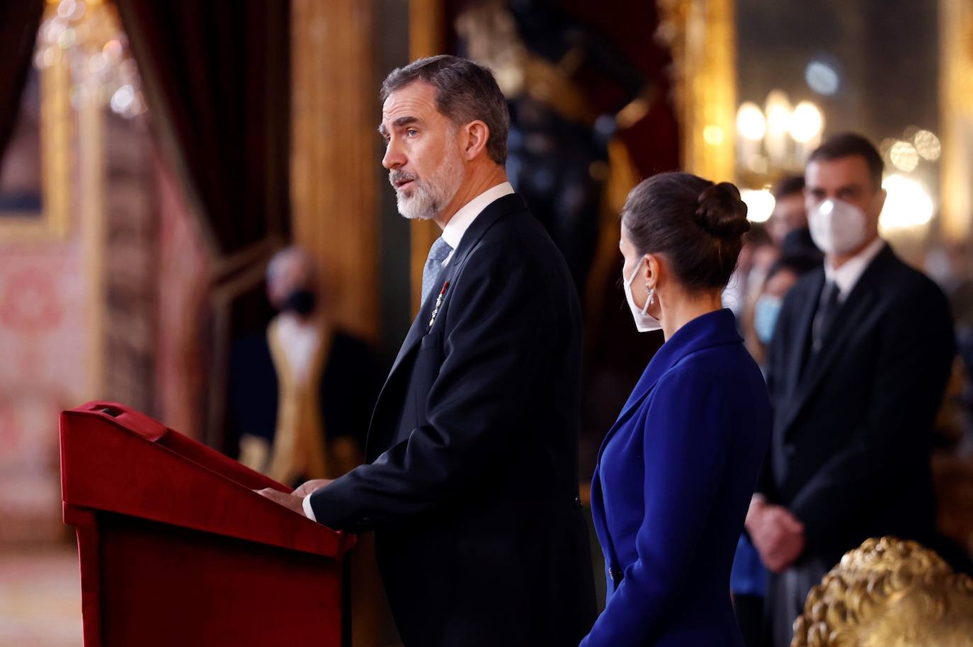 Los Reyes recibieron este jueves, en el Palacio Real, al Cuerpo Diplomático acreditado en España. Un acto solemne para el que la Reina Letizia ha rescatado el espectacular vestido azulón que ya estrenó en la Pascua Militar de 2020