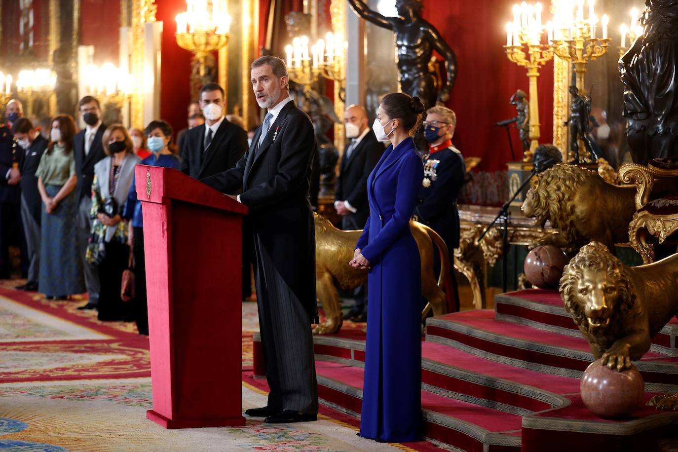 Los Reyes recibieron este jueves, en el Palacio Real, al Cuerpo Diplomático acreditado en España. Un acto solemne para el que la Reina Letizia ha rescatado el espectacular vestido azulón que ya estrenó en la Pascua Militar de 2020