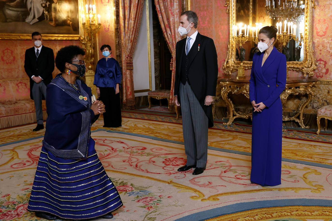 Los Reyes recibieron este jueves, en el Palacio Real, al Cuerpo Diplomático acreditado en España. Un acto solemne para el que la Reina Letizia ha rescatado el espectacular vestido azulón que ya estrenó en la Pascua Militar de 2020