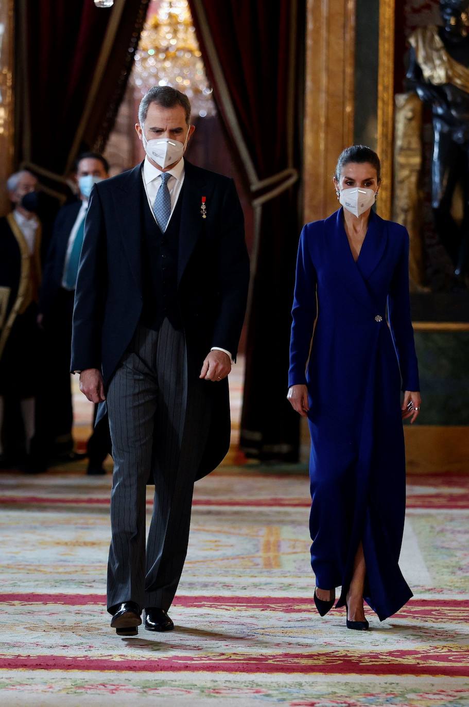 Los Reyes recibieron este jueves, en el Palacio Real, al Cuerpo Diplomático acreditado en España. Un acto solemne para el que la Reina Letizia ha rescatado el espectacular vestido azulón que ya estrenó en la Pascua Militar de 2020