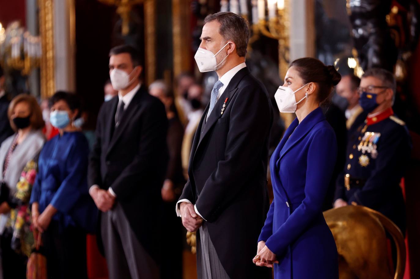 Los Reyes recibieron este jueves, en el Palacio Real, al Cuerpo Diplomático acreditado en España. Un acto solemne para el que la Reina Letizia ha rescatado el espectacular vestido azulón que ya estrenó en la Pascua Militar de 2020