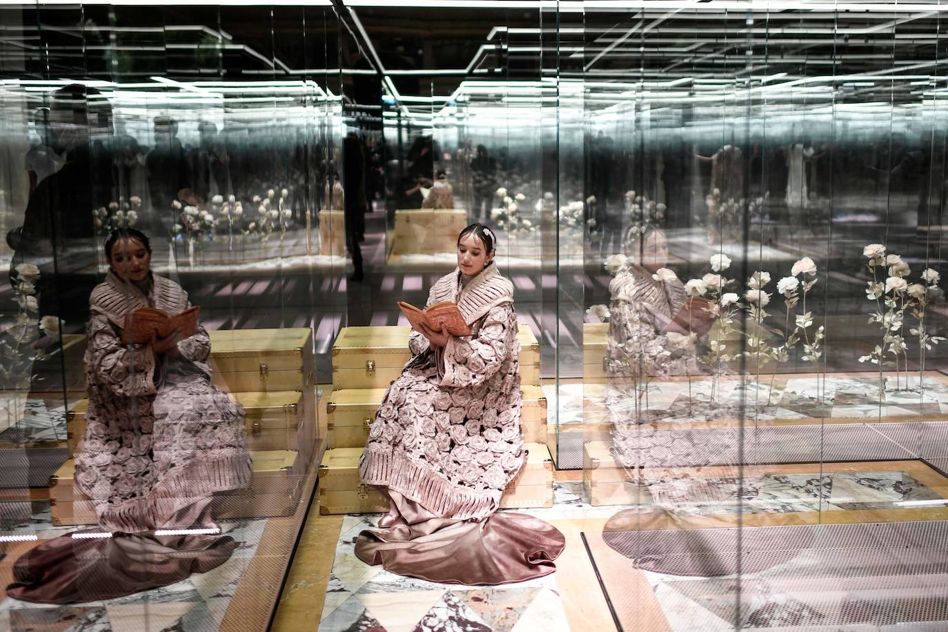 Seis semanas después de su primer encuentro digitalizado, la pasarela parisina reabre sus puertas en un encuentro virtual donde más de 70 marcas presentan hasta el próximo domingo sus propuestas para hombre para la temporada otoño-invierno 2021/2022 en una plataforma de vídeos en línea.