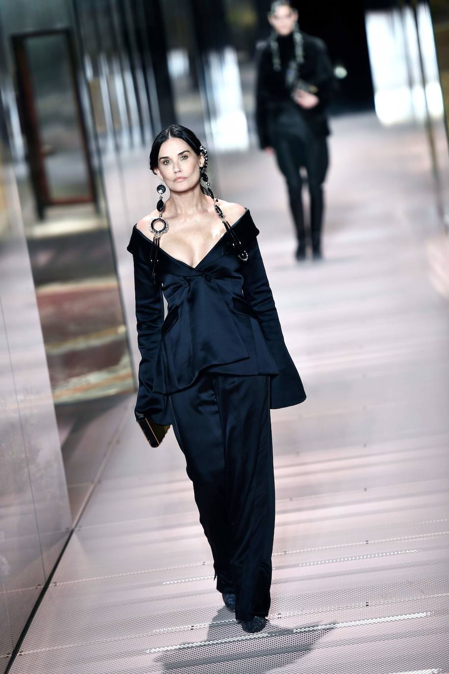 Seis semanas después de su primer encuentro digitalizado, la pasarela parisina reabre sus puertas en un encuentro virtual donde más de 70 marcas presentan hasta el próximo domingo sus propuestas para hombre para la temporada otoño-invierno 2021/2022 en una plataforma de vídeos en línea.