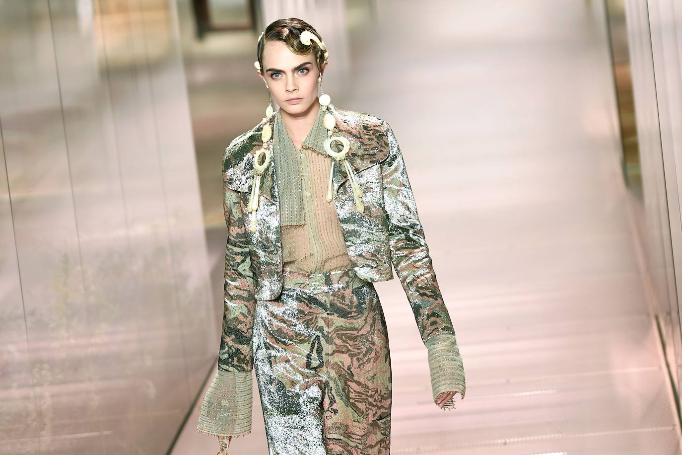 Seis semanas después de su primer encuentro digitalizado, la pasarela parisina reabre sus puertas en un encuentro virtual donde más de 70 marcas presentan hasta el próximo domingo sus propuestas para hombre para la temporada otoño-invierno 2021/2022 en una plataforma de vídeos en línea.