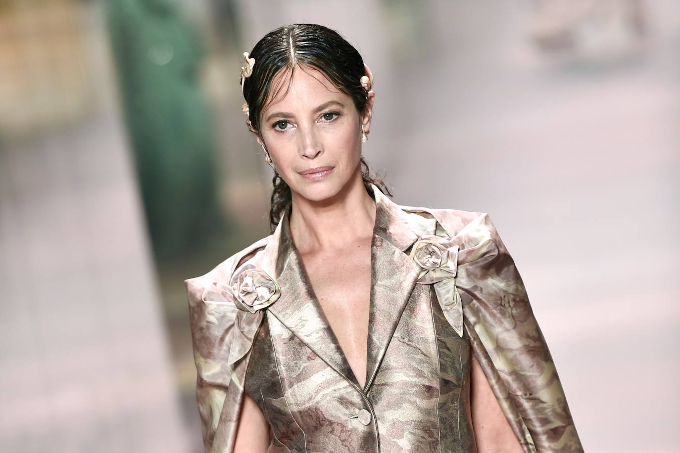 Seis semanas después de su primer encuentro digitalizado, la pasarela parisina reabre sus puertas en un encuentro virtual donde más de 70 marcas presentan hasta el próximo domingo sus propuestas para hombre para la temporada otoño-invierno 2021/2022 en una plataforma de vídeos en línea.