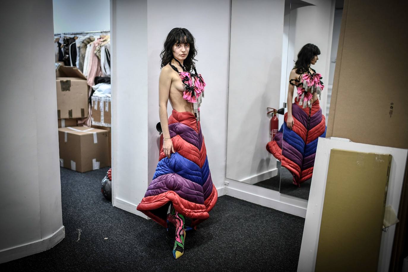 Seis semanas después de su primer encuentro digitalizado, la pasarela parisina reabre sus puertas en un encuentro virtual donde más de 70 marcas presentan hasta el próximo domingo sus propuestas para hombre para la temporada otoño-invierno 2021/2022 en una plataforma de vídeos en línea.