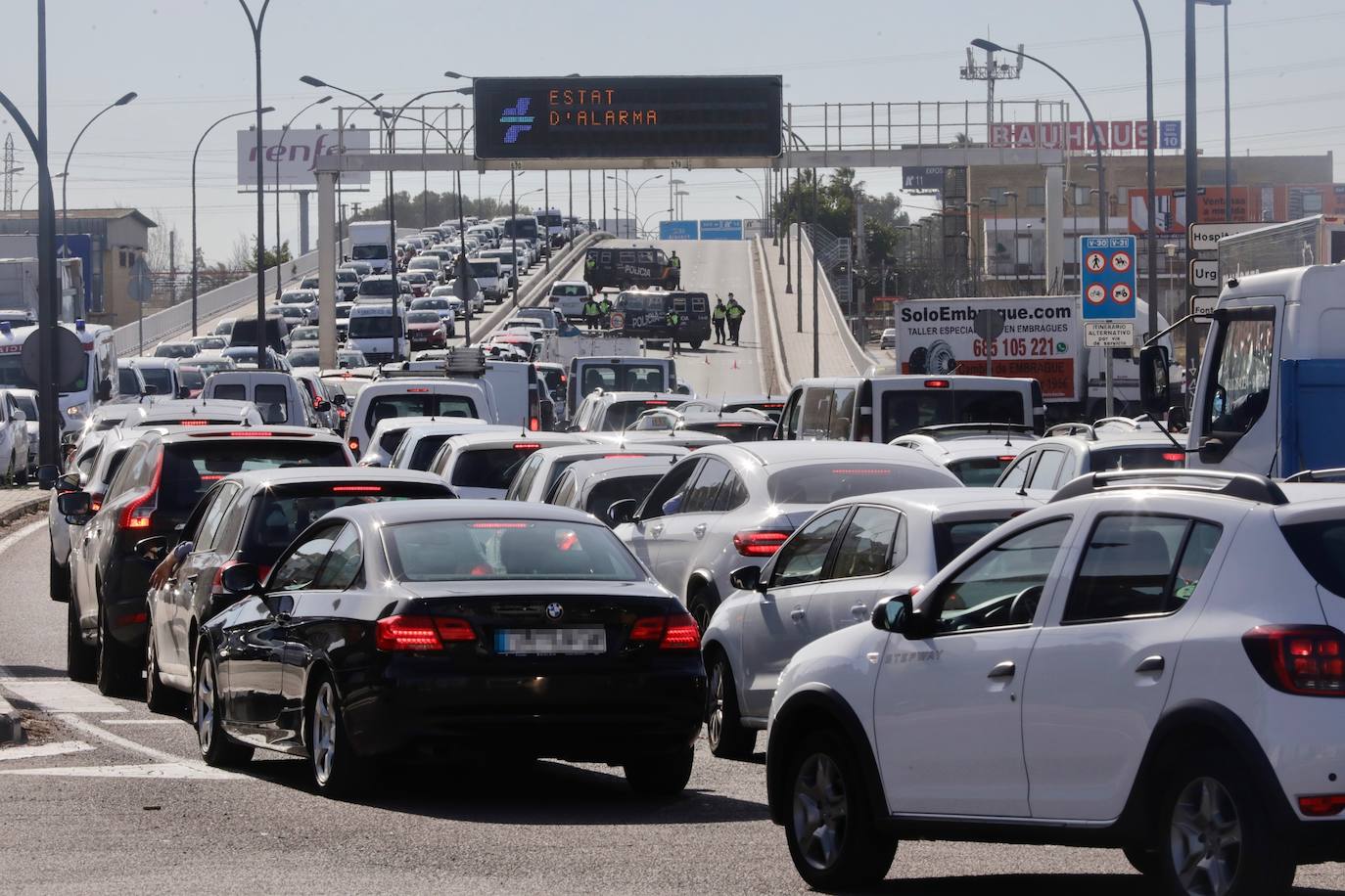 El éxodo masivo de coches atascó las salidas de Valencia durante el primer fin de semana del cierre perimetral de la ciudad.