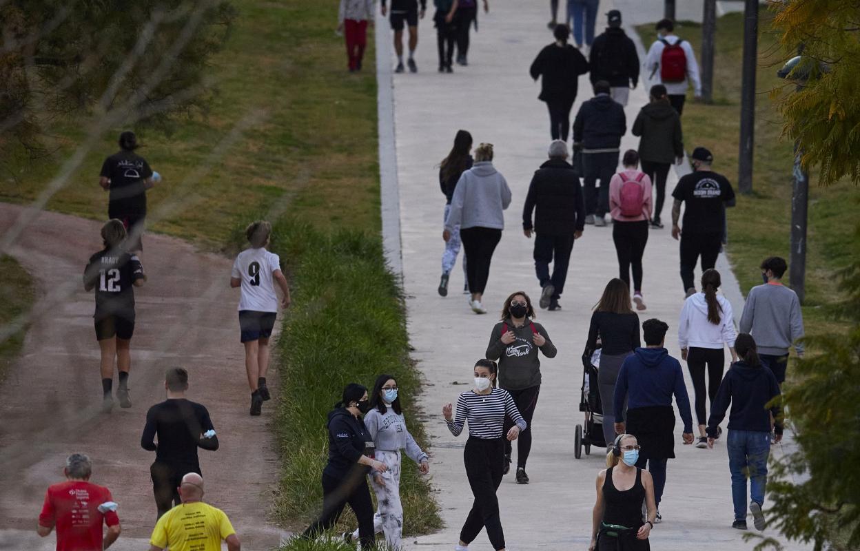 Decenas de personas pasean o hacen deporte en el viejo cauce. 