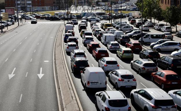 El éxodo masivo de coches atasca las salidas de Valencia