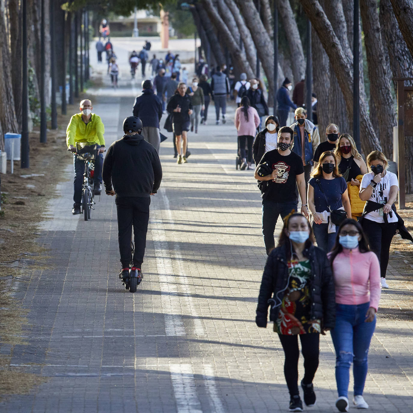 Cientos de personas bajan a diario al viejo cauce tras el cierre de los bares. Comer en el césped, entrenamiento físico o quedar con amigos son las alternativas de recreo en una ciudad sin gimnasios ni restaurantes abiertos. 