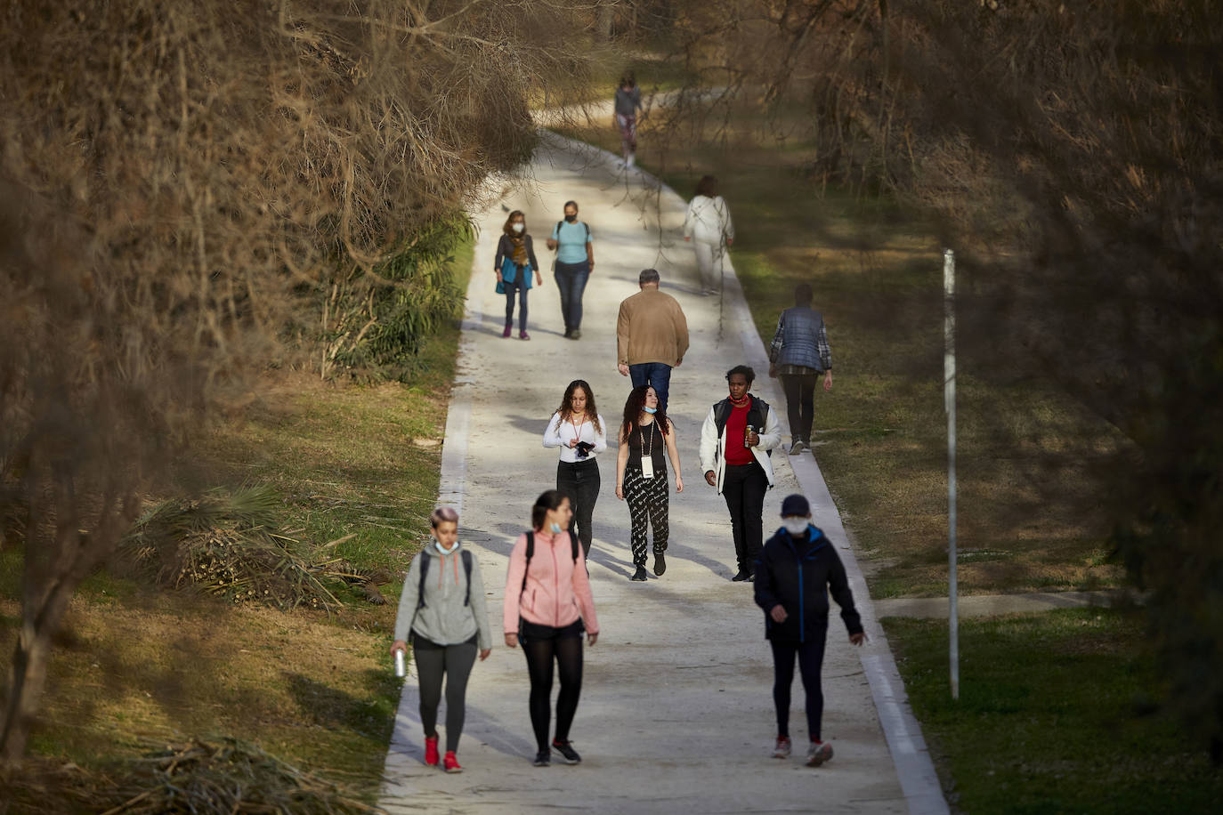 Cientos de personas bajan a diario al viejo cauce tras el cierre de los bares. Comer en el césped, entrenamiento físico o quedar con amigos son las alternativas de recreo en una ciudad sin gimnasios ni restaurantes abiertos. 