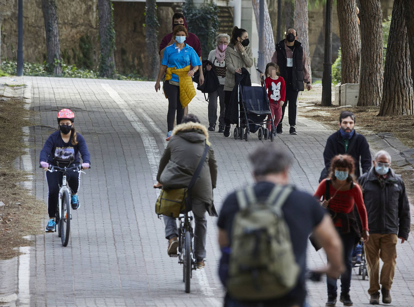 Cientos de personas bajan a diario al viejo cauce tras el cierre de los bares. Comer en el césped, entrenamiento físico o quedar con amigos son las alternativas de recreo en una ciudad sin gimnasios ni restaurantes abiertos.