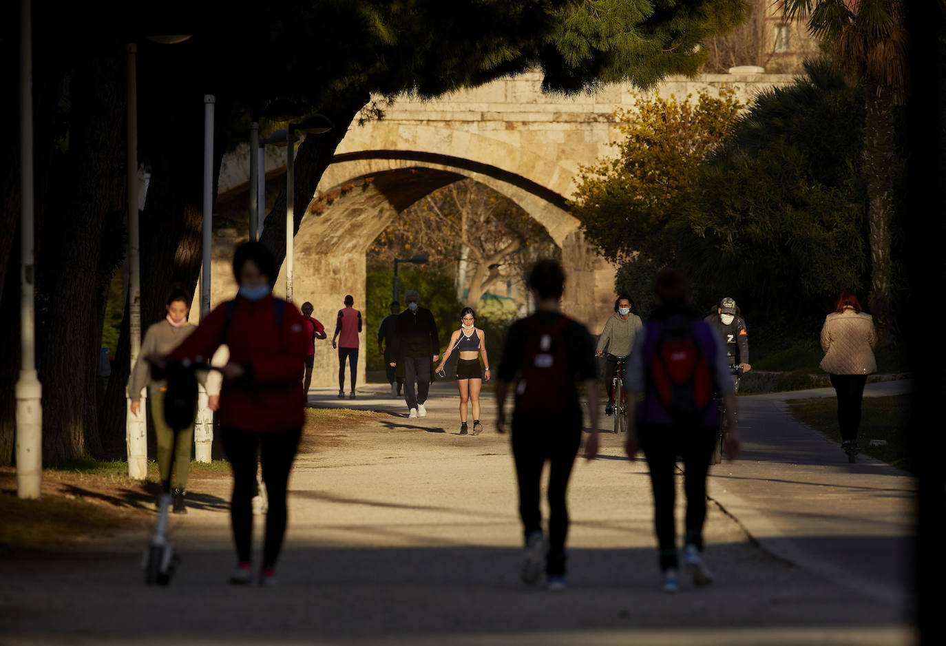 Cientos de personas bajan a diario al viejo cauce tras el cierre de los bares. Comer en el césped, entrenamiento físico o quedar con amigos son las alternativas de recreo en una ciudad sin gimnasios ni restaurantes abiertos. 