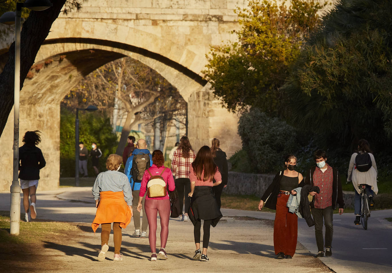 Cientos de personas bajan a diario al viejo cauce tras el cierre de los bares. Comer en el césped, entrenamiento físico o quedar con amigos son las alternativas de recreo en una ciudad sin gimnasios ni restaurantes abiertos. 