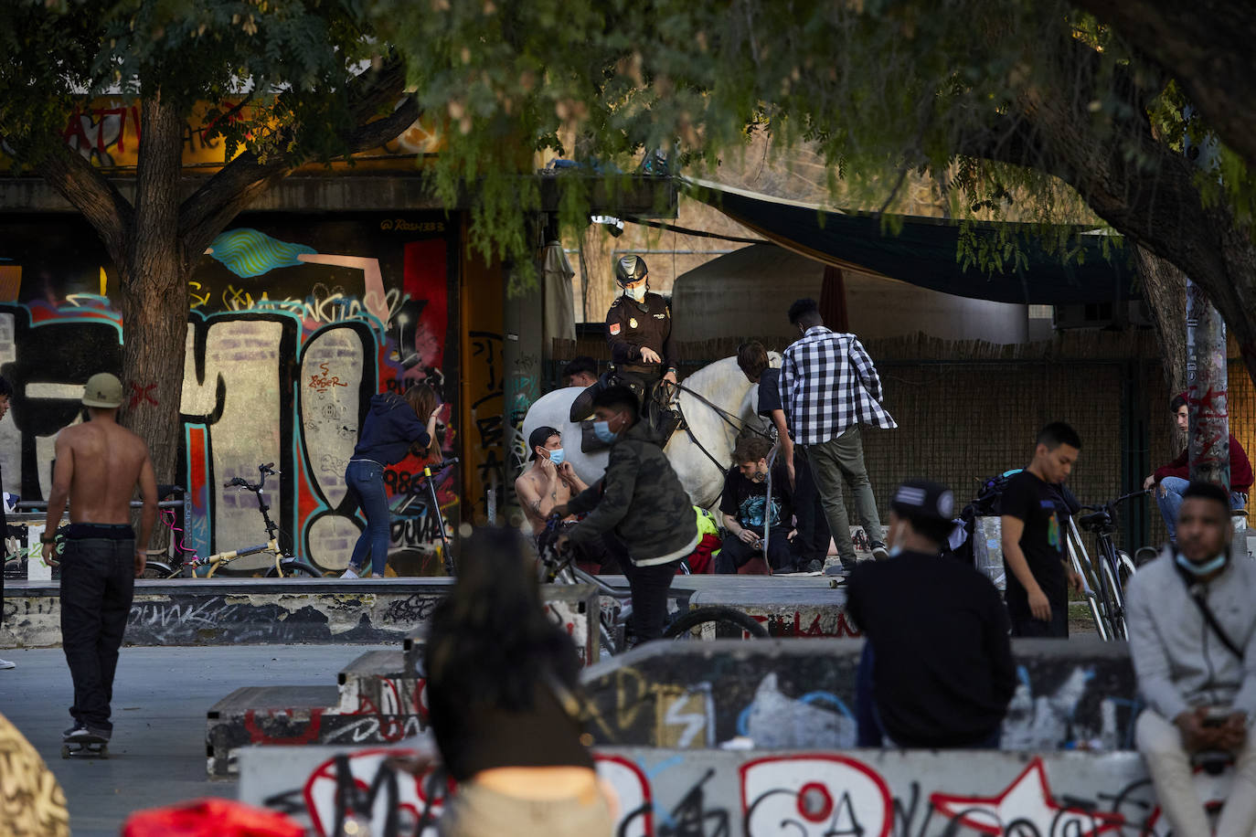 Cientos de personas bajan a diario al viejo cauce tras el cierre de los bares. Comer en el césped, entrenamiento físico o quedar con amigos son las alternativas de recreo en una ciudad sin gimnasios ni restaurantes abiertos. 