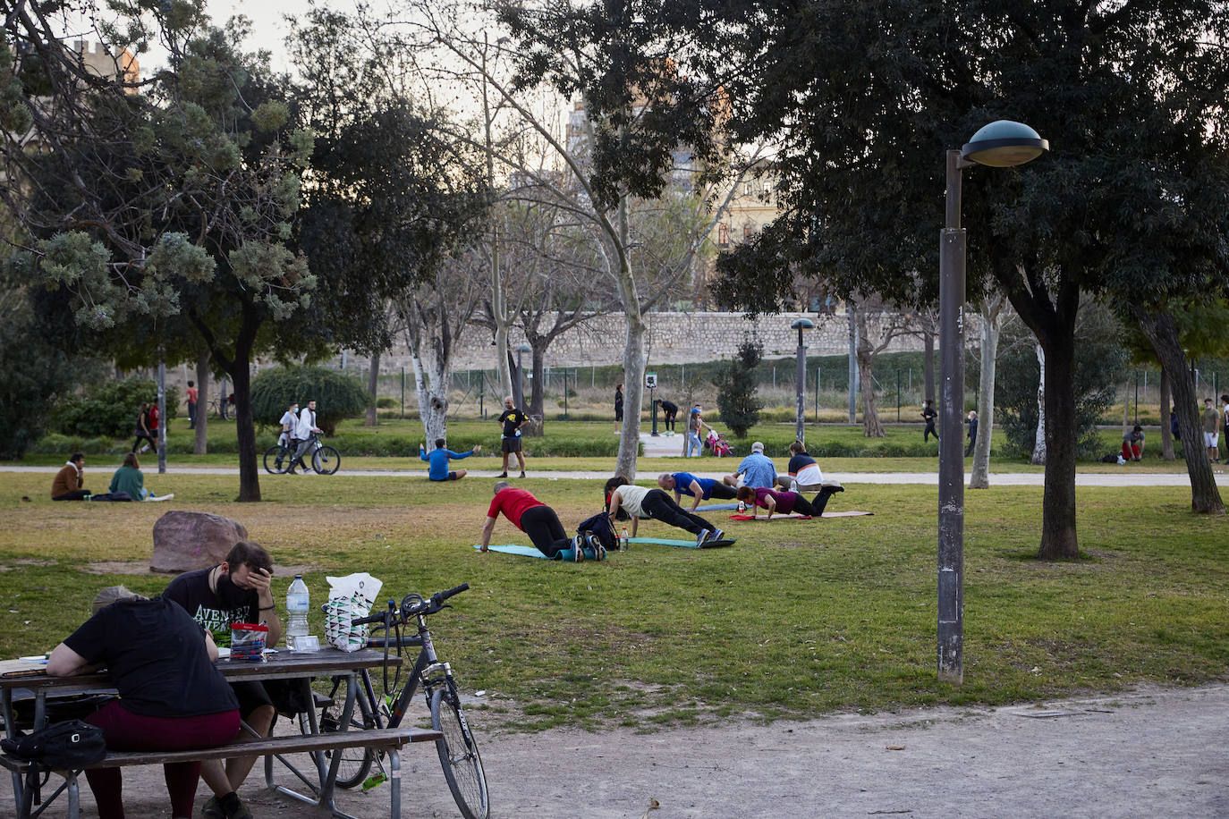 Cientos de personas bajan a diario al viejo cauce tras el cierre de los bares. Comer en el césped, entrenamiento físico o quedar con amigos son las alternativas de recreo en una ciudad sin gimnasios ni restaurantes abiertos. 