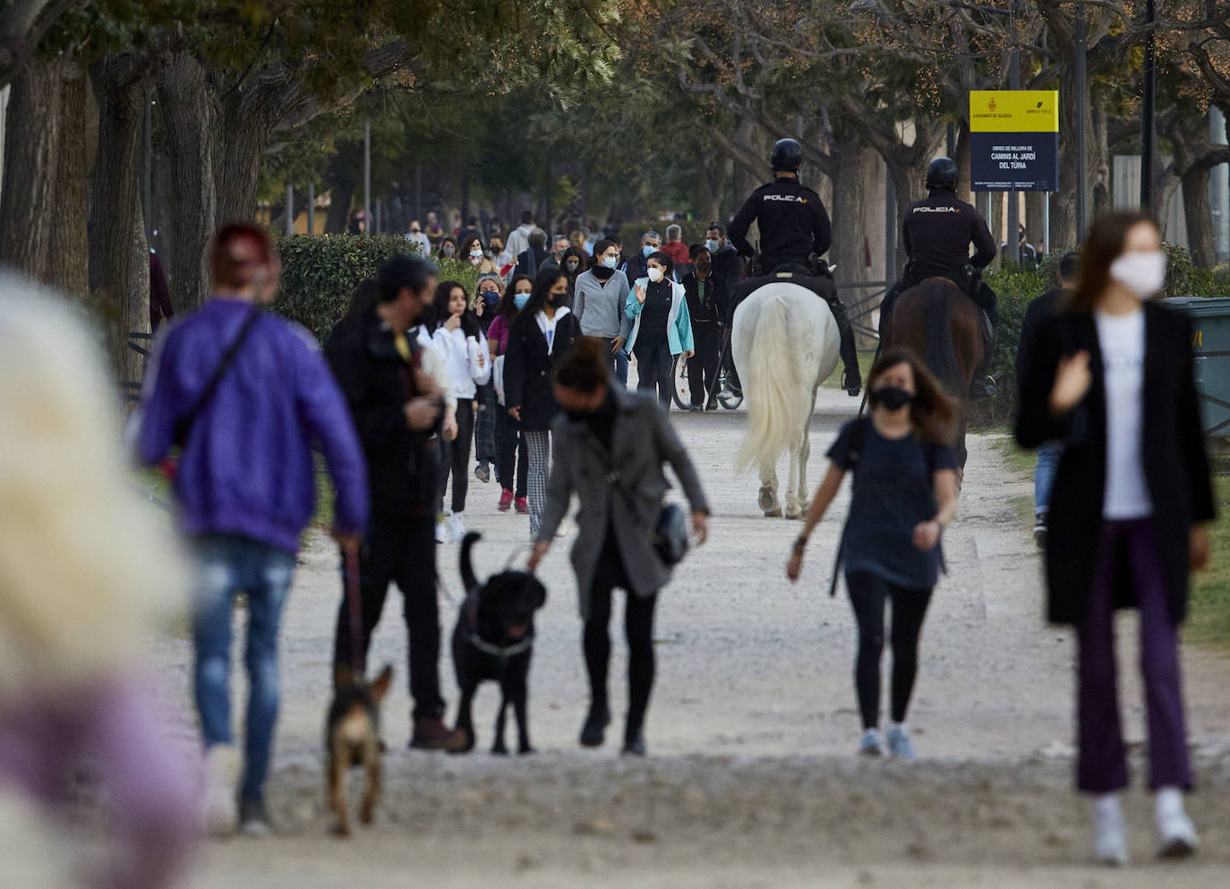 Cientos de personas bajan a diario al viejo cauce tras el cierre de los bares. Comer en el césped, entrenamiento físico o quedar con amigos son las alternativas de recreo en una ciudad sin gimnasios ni restaurantes abiertos. 