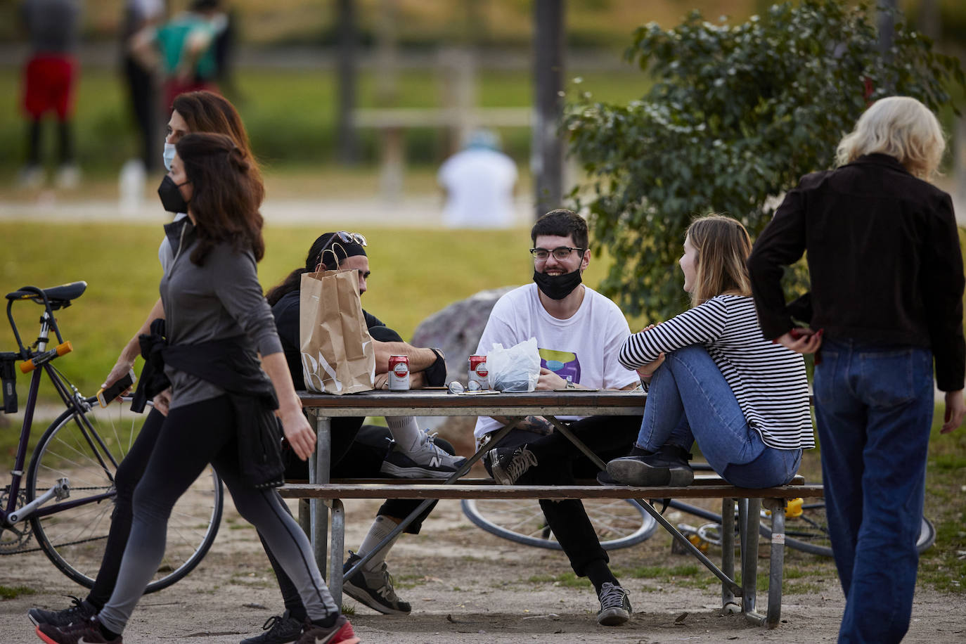 Cientos de personas bajan a diario al viejo cauce tras el cierre de los bares. Comer en el césped, entrenamiento físico o quedar con amigos son las alternativas de recreo en una ciudad sin gimnasios ni restaurantes abiertos. 