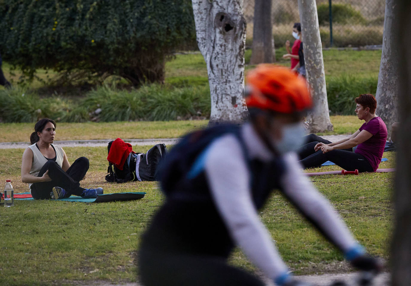 Cientos de personas bajan a diario al viejo cauce tras el cierre de los bares. Comer en el césped, entrenamiento físico o quedar con amigos son las alternativas de recreo en una ciudad sin gimnasios ni restaurantes abiertos. 