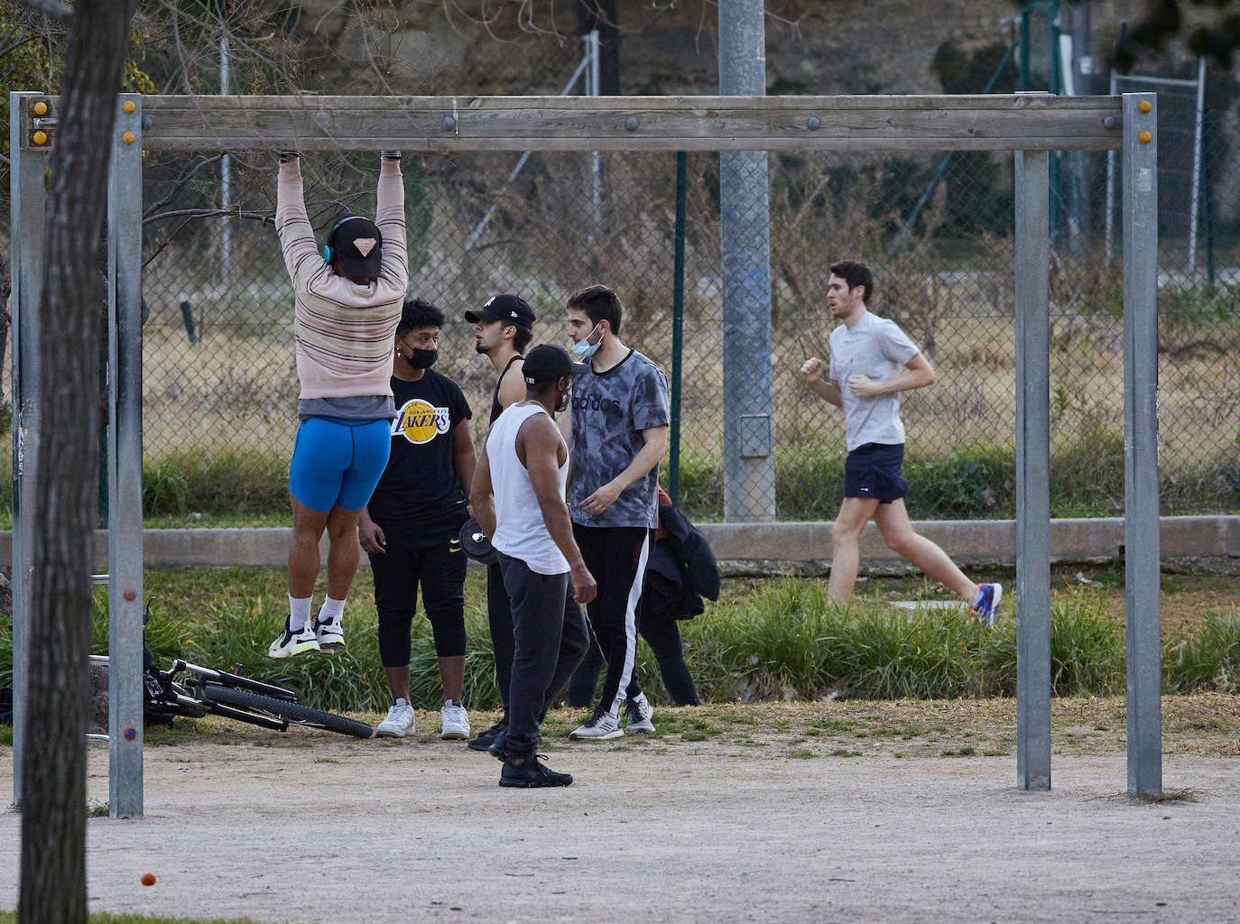 Cientos de personas bajan a diario al viejo cauce tras el cierre de los bares. Comer en el césped, entrenamiento físico o quedar con amigos son las alternativas de recreo en una ciudad sin gimnasios ni restaurantes abiertos. 