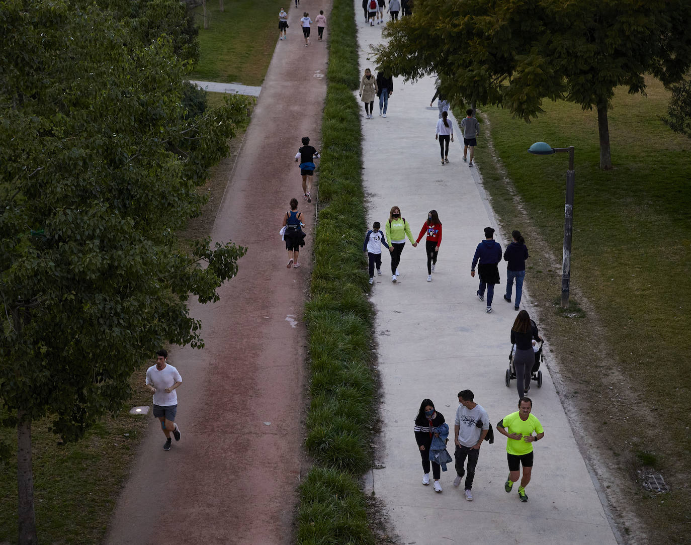 Cientos de personas bajan a diario al viejo cauce tras el cierre de los bares. Comer en el césped, entrenamiento físico o quedar con amigos son las alternativas de recreo en una ciudad sin gimnasios ni restaurantes abiertos. 