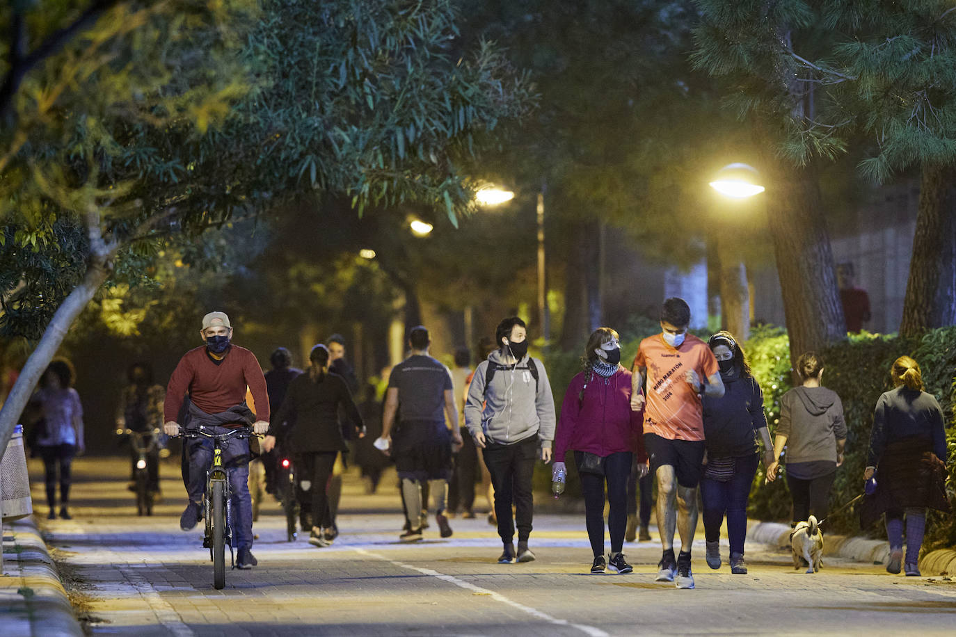 Cientos de personas bajan a diario al viejo cauce tras el cierre de los bares. Comer en el césped, entrenamiento físico o quedar con amigos son las alternativas de recreo en una ciudad sin gimnasios ni restaurantes abiertos. 