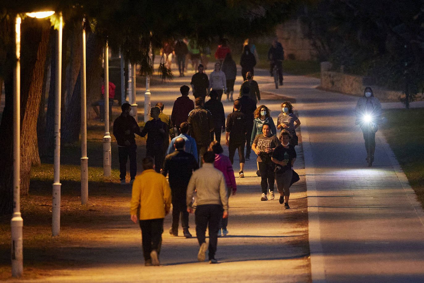 Cientos de personas bajan a diario al viejo cauce tras el cierre de los bares. Comer en el césped, entrenamiento físico o quedar con amigos son las alternativas de recreo en una ciudad sin gimnasios ni restaurantes abiertos. 