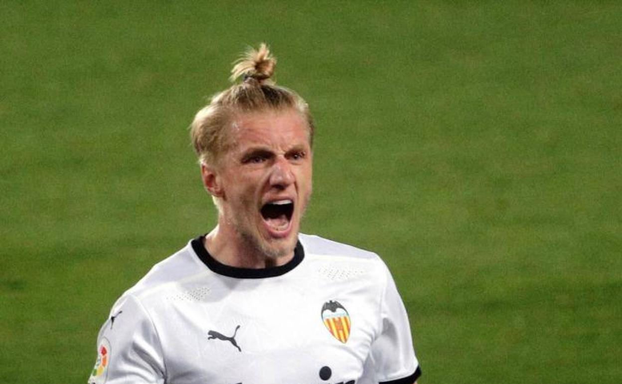 Daniel Wass celebra con rabia el gol que supuso la victoria ante el Elche en Mestalla. 