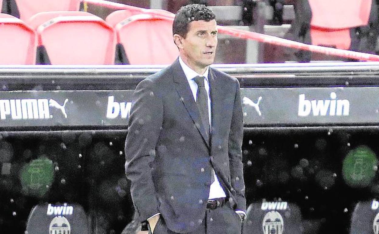 Javi Gracia, observa a sus jugadores durante el partido de ayer en Mestalla. 