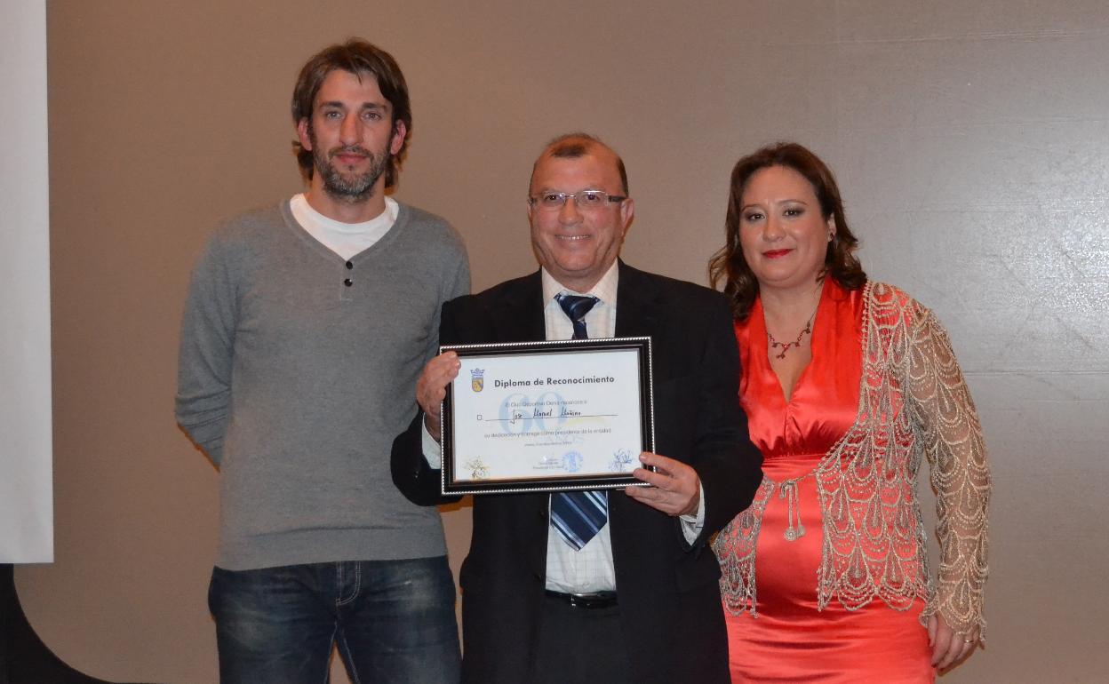 José Manuel Moñino recoge la placa en un homenaje que le hizo el CD Dénia.