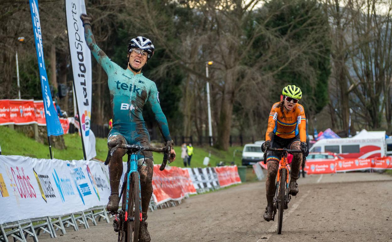 Sara Bonillo celebra su título de campeona de España. 