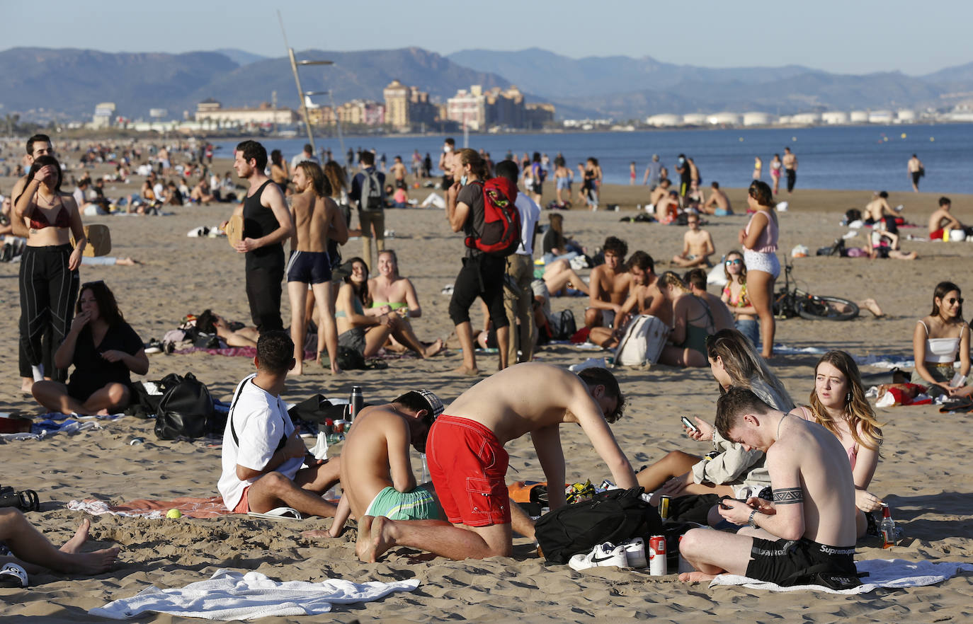 Fotos: Playas llenas en Valencia durante las restricciones