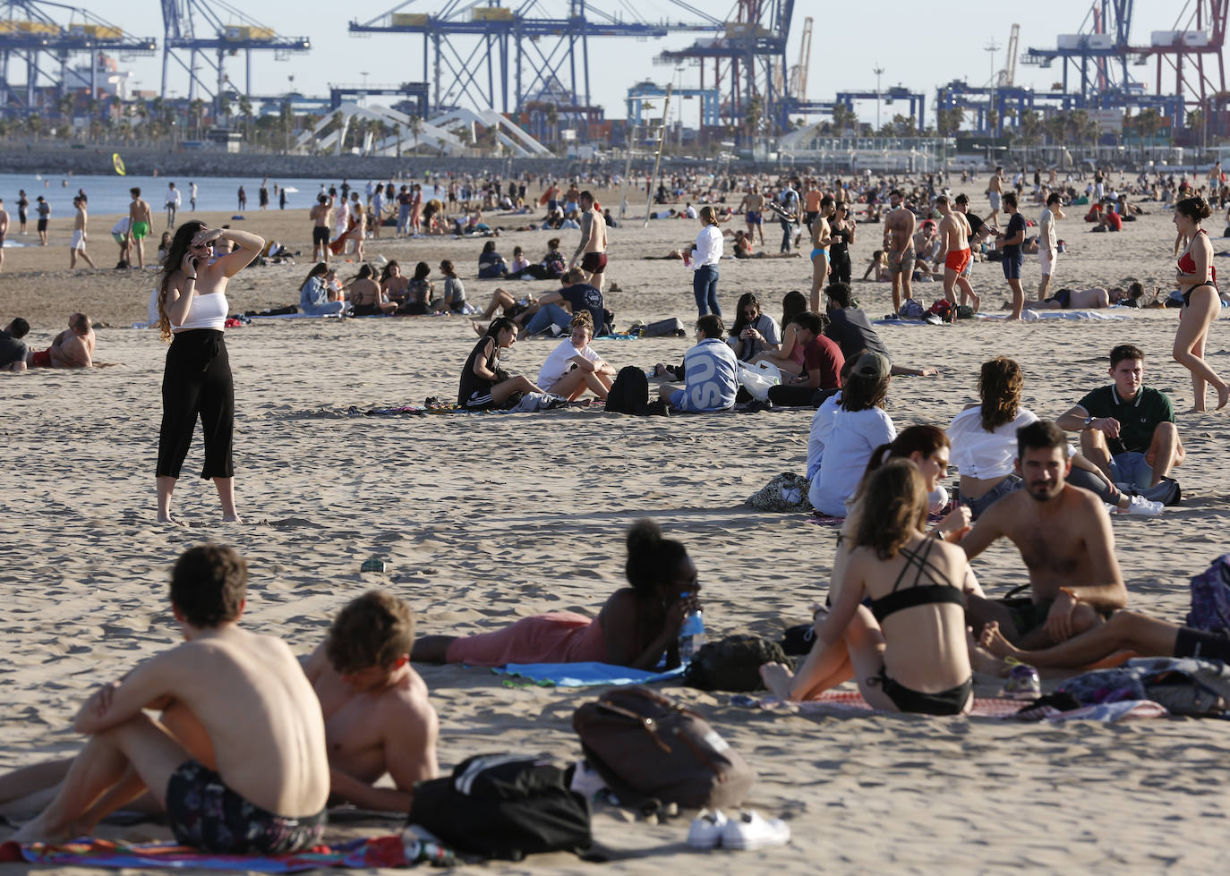 Fotos: Playas llenas en Valencia durante las restricciones