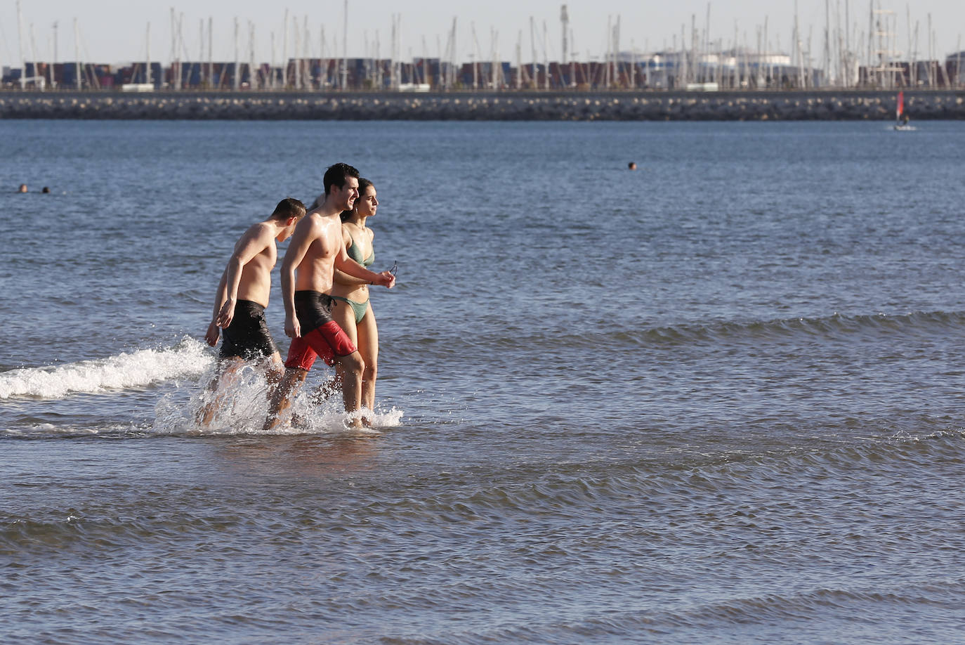 Fotos: Playas llenas en Valencia durante las restricciones