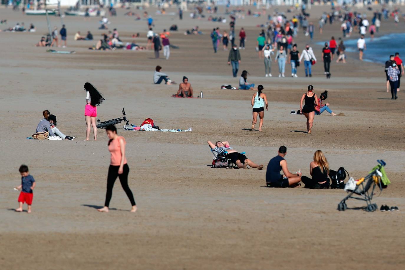 Fotos: Playas llenas en Valencia durante las restricciones