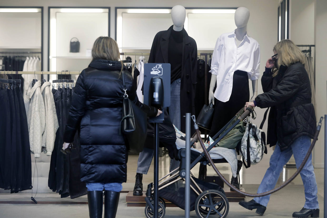 La Generalitat impuso además un nuevo horario comercial. Cualquier tienda no esencial debe cerrar sus puertas a mitad tarde, a las 18.00 horas.